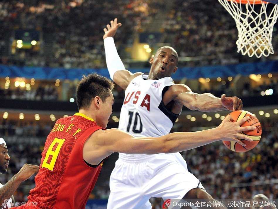 北京奥运中美篮球巅峰对话:科比与他的中国斗士们 孙悦利用身高臂展优势死死贴住科比,眼神中毫无惧色,上演了一出中国后卫防守NBA顶级分位的经典好戏。