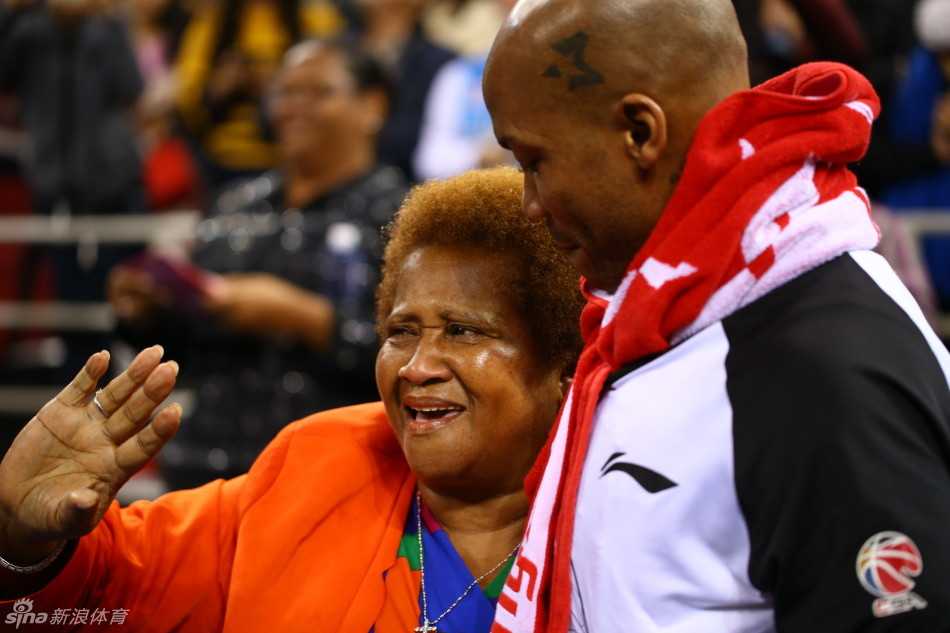 北京寒冬里的温情瞬间:马布里与母亲的深情相拥 回到更衣室,一个写着“生日快乐,玛贝尔女王”的蛋糕被推到老人面前,在队友们欢快的生日歌中,她幸福得像一位真正的女王。