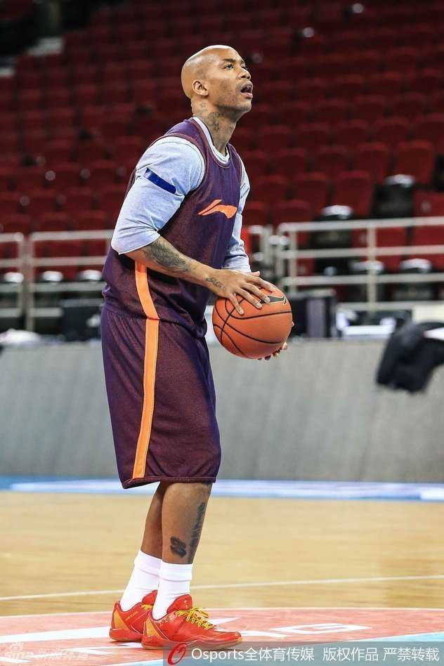 北京男篮王朝基石:赛前训练场的汗水与梦想 马布里完成一次投篮练习后,满脸笑容地与队友击掌,气氛轻松融洽。