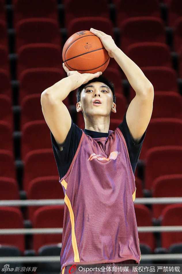 北京男篮王朝基石:赛前训练场的汗水与梦想 马布里在训练中神情专注,汗水顺着脸颊流下,目光如炬地注视着前方。