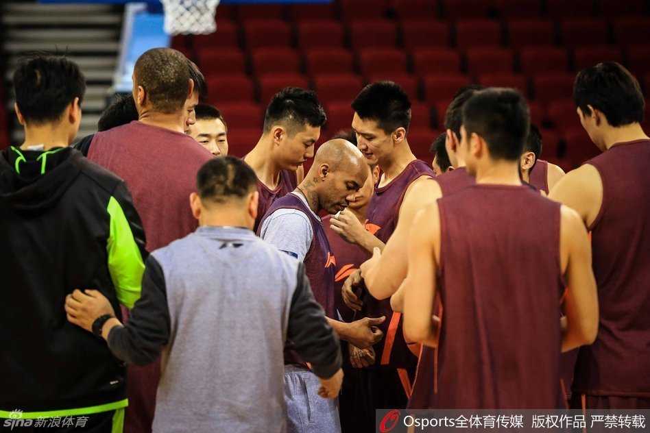 北京男篮王朝基石:赛前训练场的汗水与梦想 吉喆在训练中专注投篮,眼神紧盯着篮筐,篮球即将离手划出优美弧线。