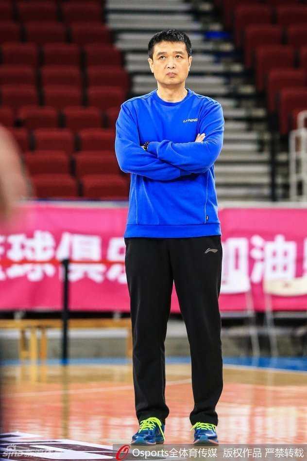 北京男篮王朝基石:赛前训练场的汗水与梦想 孙悦在进行投篮热身,脸上洋溢着自信轻松的笑容,状态看起来很好。