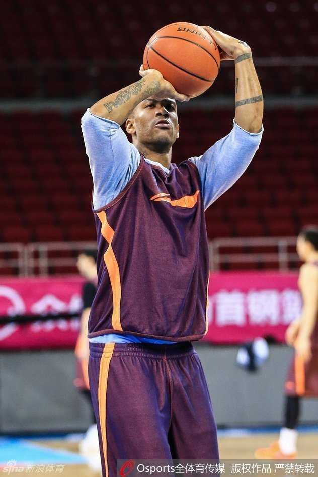 北京男篮王朝基石:赛前训练场的汗水与梦想 主教练闵鹿蕾在场边双手抱胸,神情严肃地思考着战术部署。