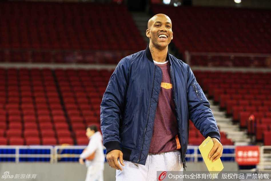 北京男篮王朝基石:赛前训练场的汗水与梦想 训练结束后,闵鹿蕾指导接受媒体采访,耐心解答关于球队备战的问题。