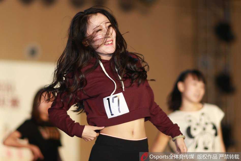 北京首钢巅峰拉拉队选拔赛火热开启 激情热舞燃爆五棵松 一位身着亮黄色短裙的参赛选手在舞台上尽情舞动,她充满力量的动作和自信的笑容瞬间点燃了现场评委和观众的热情。