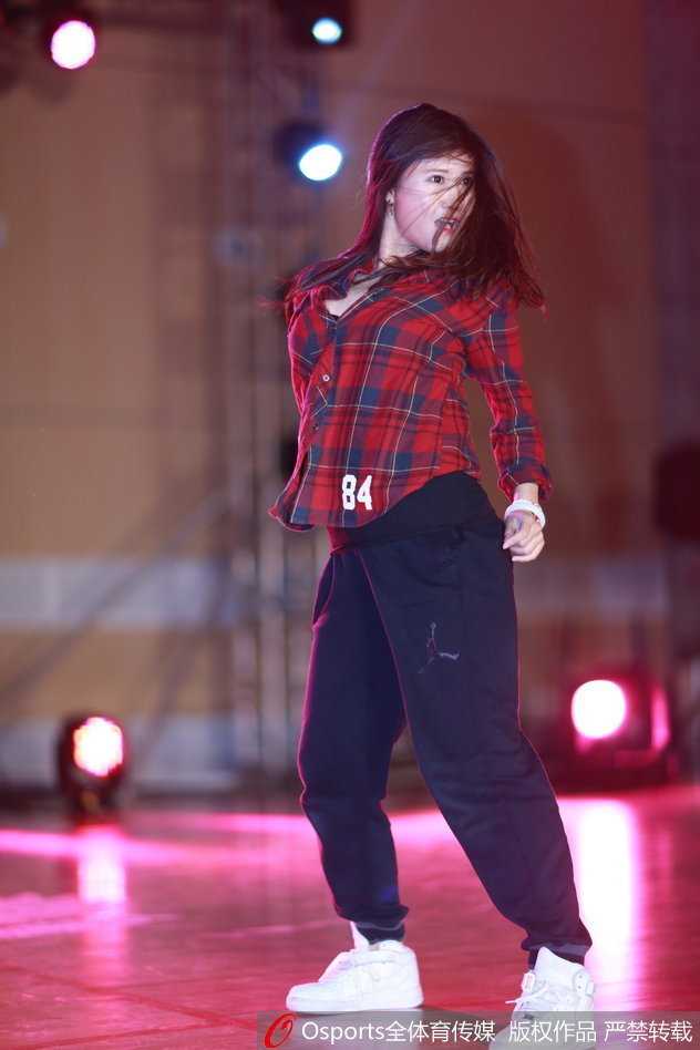 北京首钢巅峰拉拉队选拔赛火热开启 激情热舞燃爆五棵松 几位选手并排站立等待评委打分,她们脸上洋溢着青春自信的微笑,尽管比赛充满竞争,但彼此间也流露出了惺惺相惜的情谊。