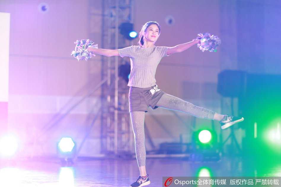 北京首钢巅峰拉拉队选拔赛火热开启 激情热舞燃爆五棵松 选拔赛结束后,所有参赛选手与评委嘉宾们在舞台上合影留念,大家共同比心,记录下这个为梦想而舞动的难忘夜晚。