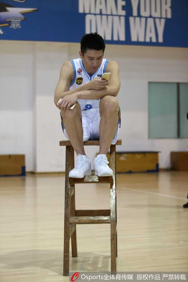 北京首钢男篮变身型男模队定格卫冕雄心 拍摄接近尾声时,几名队员挤在一个椅子上对着镜头自拍,大家脑袋凑在一起笑容灿烂,这一刻没有赛场上的紧张,只有属于兄弟团队的亲密无间。