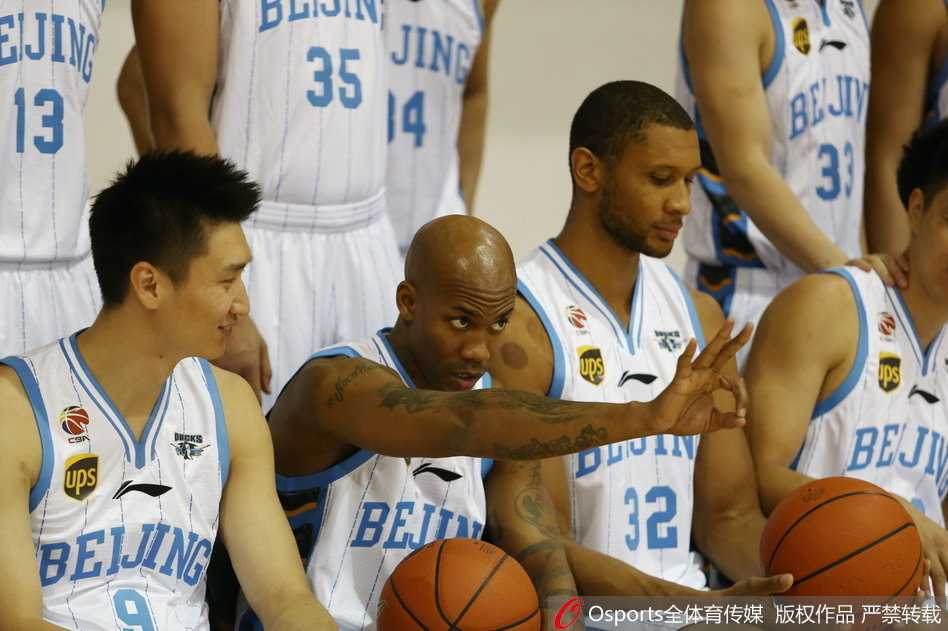 北京首钢男篮变身型男模队定格卫冕雄心 队长吉喆站在背景板前陷入沉思,笔挺的黑色西装衬出他坚毅的侧脸,仿佛在脑海中预演着新赛季的每一次攻防战术。