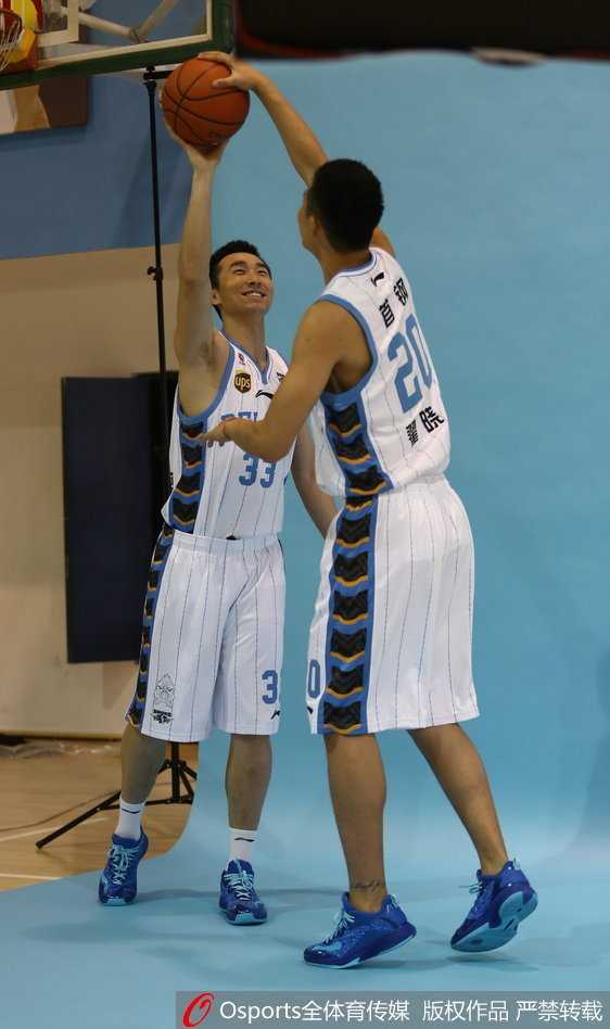 北京首钢男篮变身型男模队定格卫冕雄心 闵鹿蕾指导与几大主力坐在高脚凳上,马布里和莫里斯自然地将手搭在教练肩头,这套正襟危坐的阵容透露出卫冕冠军的从容与霸气。