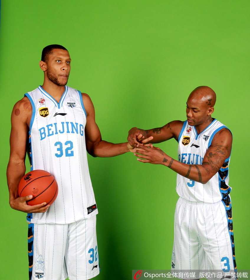 北京首钢男篮变身型男模队定格卫冕雄心 活力四射的翟晓川张开双臂,做出一个气势十足的封盖动作,佯装要送给正准备投篮的王骁辉一记大帽,两人在场下也不忘“攻防对决”。