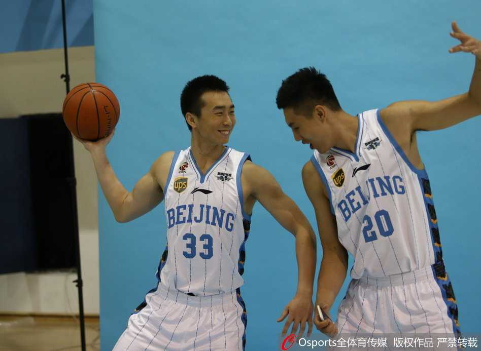 北京首钢男篮变身型男模队定格卫冕雄心 莫里斯和马布里这对黄金搭档相视而笑,马布里露出标志性的灿烂笑容,莫里斯则在一旁默契配合,两人仿佛在场上完成了无数次心领神会的传切配合。