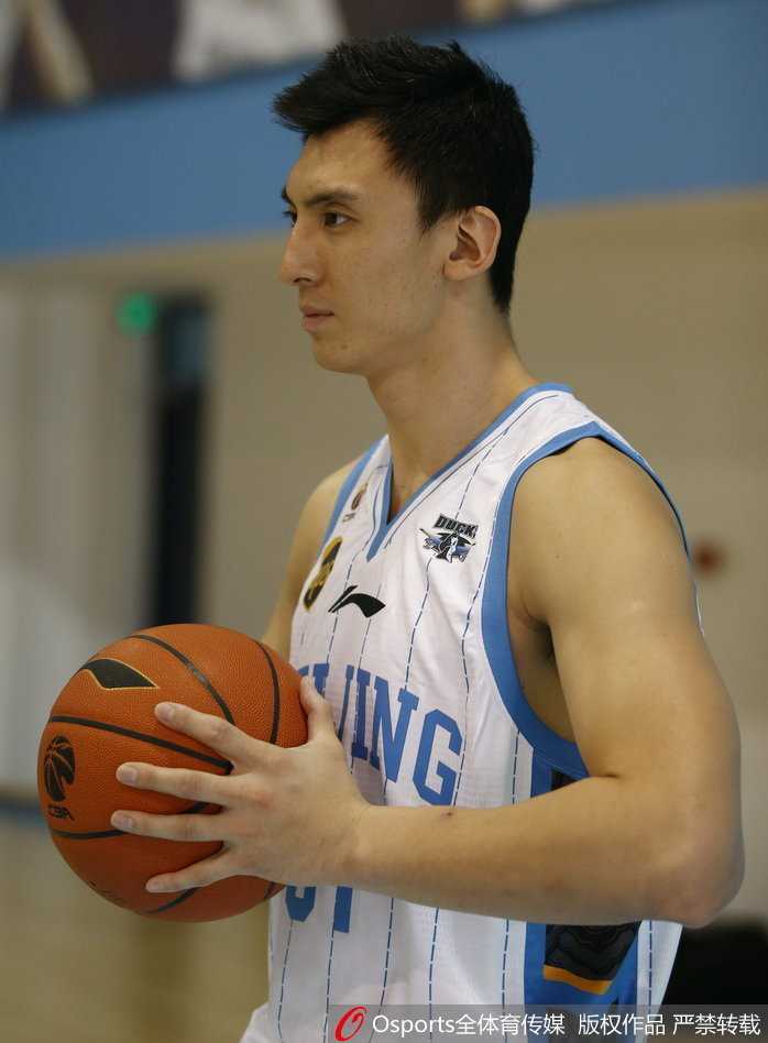 北京首钢男篮变身型男模队定格卫冕雄心 在拍摄等待的间隙,孙悦身穿帅气的黑色正装,低头专注地看着手机屏幕,嘴角带着一丝不易察觉的笑意,时尚潮人的本色即使在花絮中也展露无遗。