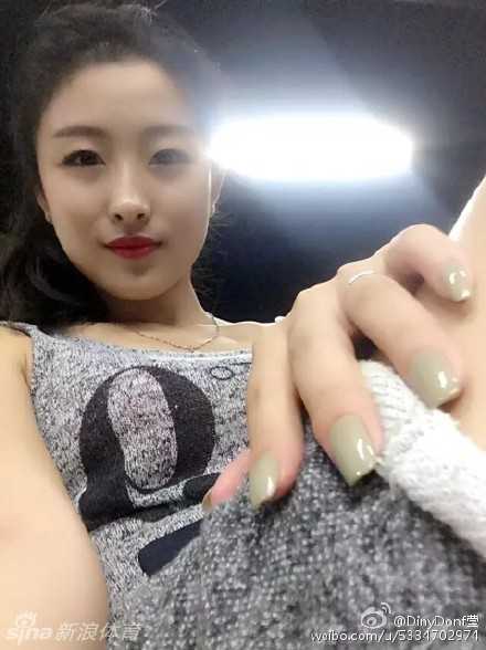 赛场上的莹莹扎起干练马尾，身穿白色啦啦队服，手持金色花球，在聚光灯下全情投入舞蹈，充满活力