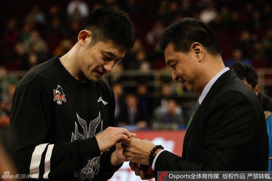 在全场球迷的欢呼声中，陈磊将左手高高举过头顶，张开手指，特意展示那枚闪耀的总冠军戒指，这一刻荣耀属于他，也属于这座他深爱的城市。