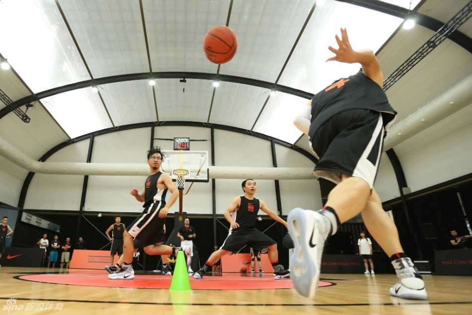 凯文·杜兰特在耐克Rise Academy训练营中，亲身示范指导年轻球员，眼神专注而坚定，仿佛在传递着对篮球最纯粹的热爱。