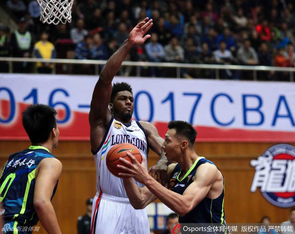 华南虎啸·宏远风华:镜头里的铁血与荣光 周鹏得球瞬间猛然转身,肌肉线条紧绷如弓,他将球队的攻坚重任一肩扛起