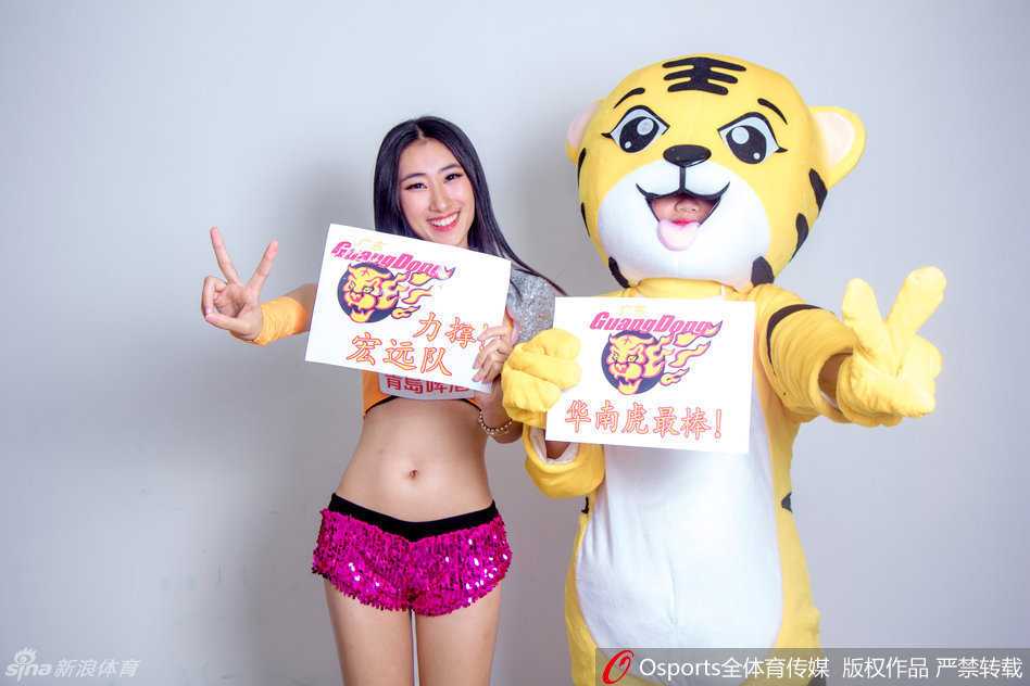 华南虎啸背后的温柔力量:宏远篮球宝贝与吉祥物的主场故事 表演间隙,一位长发披肩的篮球宝贝亲昵地挽住吉祥物毛茸茸的胳膊,两人并肩而立,对着镜头绽放出灿烂的笑容,仿佛亲密无间的战友,共同守护着这片赛场的热血与梦想。