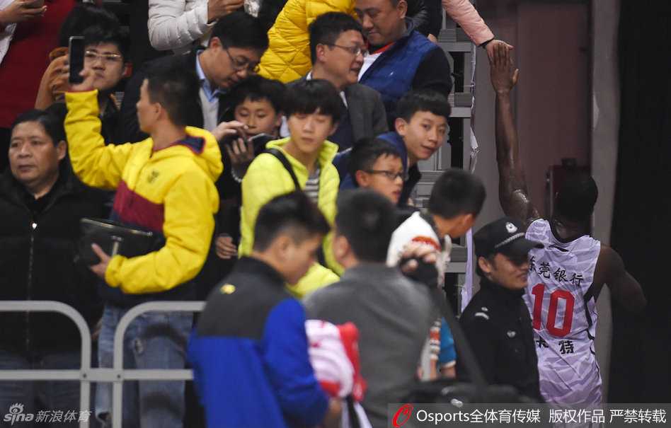 华南虎的峥嵘岁月:回顾广东宏远二零一六征途 场边的杜锋指导神情专注,双手叉腰凝视着场上队长周鹏的跑位,他的每一个眼神都是对弟子无声的战术指令。