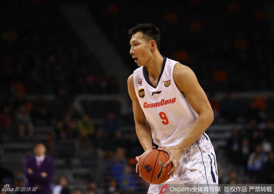 华南虎的峥嵘岁月:回顾广东宏远二零一六征途 面对伊朗外援巴赫拉米的贴身紧逼,队长周鹏毫无惧色,他双手持球,肌肉紧绷,一次激烈的锋线博弈即将上演。