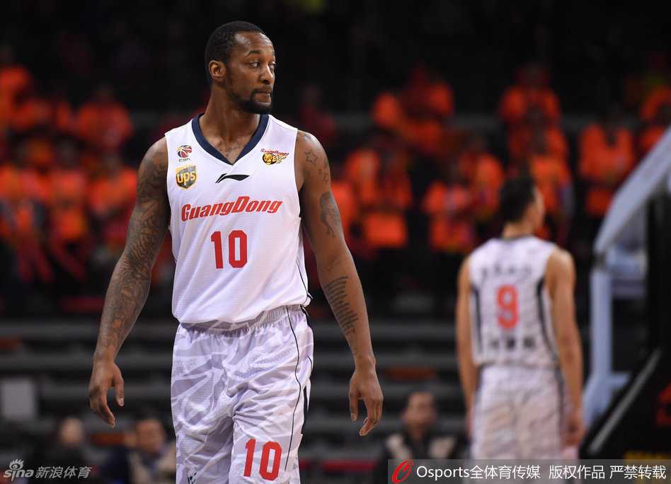 华南虎的峥嵘岁月:回顾广东宏远二零一六征途 万众瞩目下,广东宏远新援贾斯丁·卡特身披战袍正式亮相,他眼神坚毅,蓄势待发,准备为球队注入全新能量。