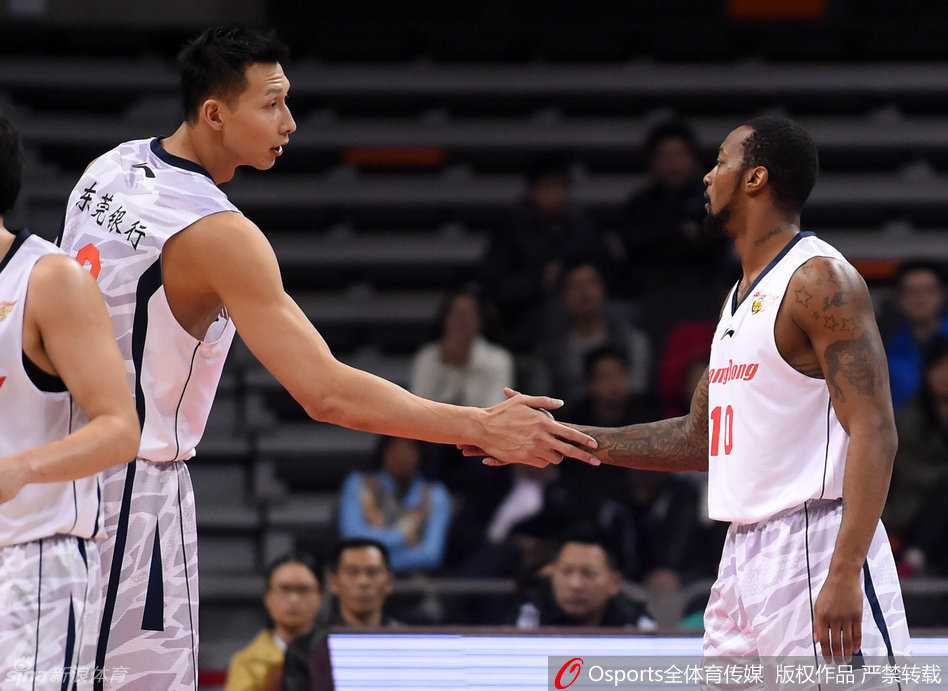 华南虎的峥嵘岁月:回顾广东宏远二零一六征途 场上是对手,场下是兄弟。球队核心易建联与刚刚到队的新外援卡特完成了一次充满力量的击掌,传递着信任与鼓励。