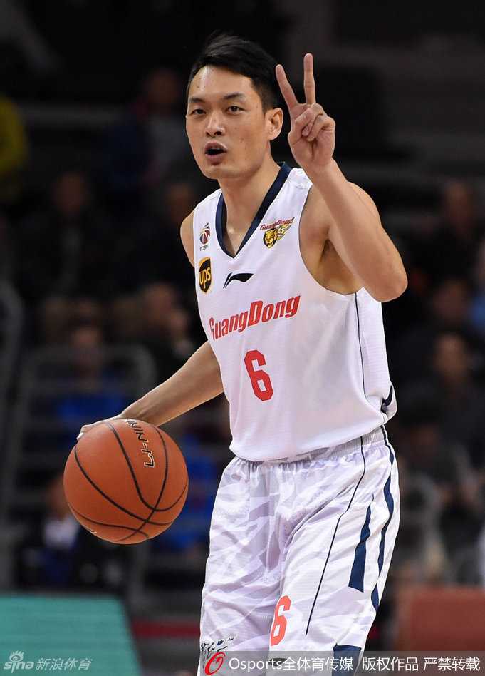 华南虎的峥嵘岁月:回顾广东宏远二零一六征途 尽管比分落后,局势严峻,但陈江华依然沉着冷静地运球过半场,他的手势指挥着队友们进行最后的战术跑位。