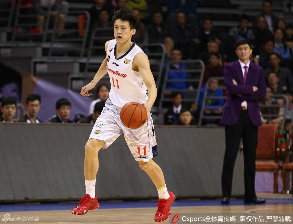 华南虎的峥嵘岁月:回顾广东宏远二零一六征途 易建联在对手严密包夹下强行起跳,以一记势大力沉的单手劈扣终结进攻,整个篮筐都在他的怒火下颤抖。