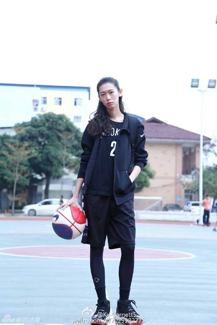 阳光洒在球场上，她高高跃起，纤细的手臂轻松将篮球单手抓起，仿佛掌控了整个赛场的时间
