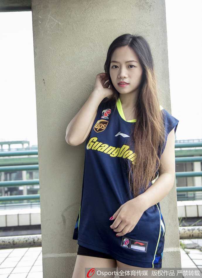 尽管寒风拂面，萌妹依然笑容灿烂地坐在场边阶梯上，用最真诚的热情为宏远男篮的拼搏精神点赞。