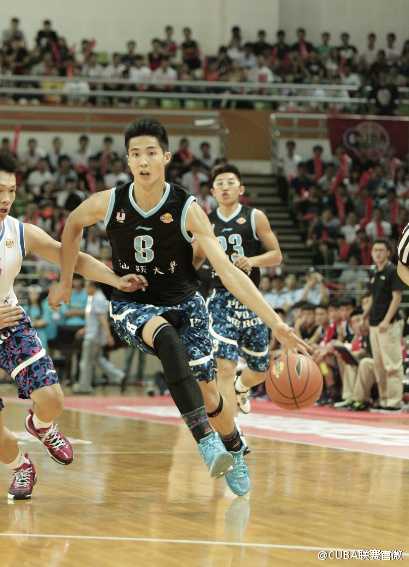 广工核心罗杰在对方内线球员的笼罩下高高跃起，以一记势大力沉的单手劈扣终结进攻，身体在空中完全舒展，定格成一幅力量与美感的画卷。