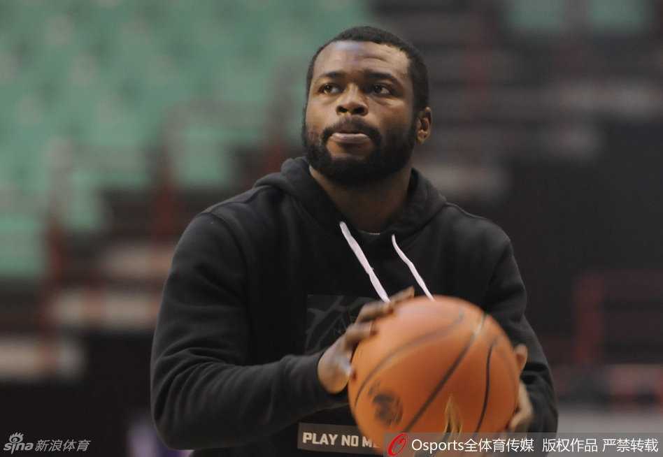 外援拜纳姆在空无一人的训练场上独自进行投篮练习，他的眼神专注而坚定，每一次出手都仿佛在向伤病宣战，为即将到来的硬仗积蓄能量。