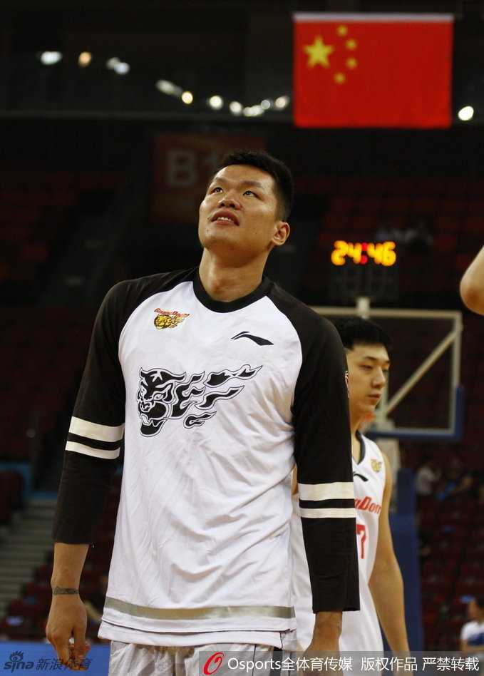 朱芳雨在赛前与队友轻松嬉闹，脸上洋溢着标志性的笑容，这一刻他卸下了赛场上的杀伐之气，更像一位亲切的老大哥