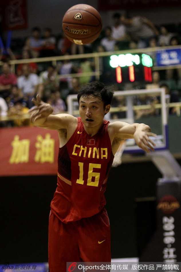 方硕篮下强打，他利用身体靠住防守队员，强行起跳，皮球在指尖轻柔地拨出，越过了对手的指尖。