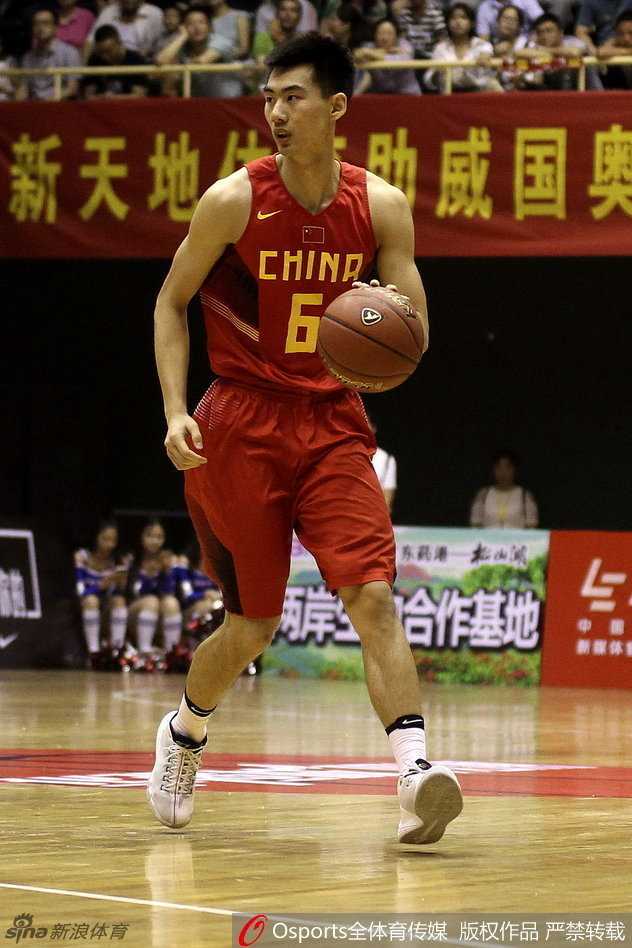 王汝恒运球强行推进，一名罗马尼亚防守悍将如影随形，两人手臂纠缠在一起，肌肉碰撞之声仿佛能穿透屏幕。