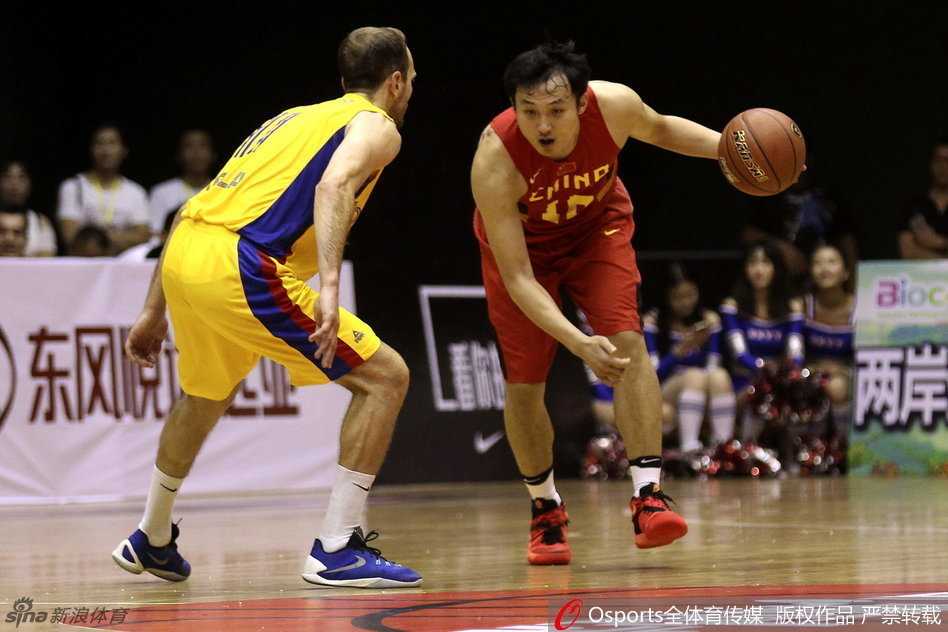 王汝恒在对手的围堵下依然眼神坚毅，他用力护住球权，寻找着向前场推进的一线生机。