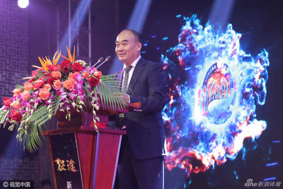 四川品胜队全队在发布会背景板前合影，球员们齐刷刷望向镜头，意气风发准备踏上新赛季征途。