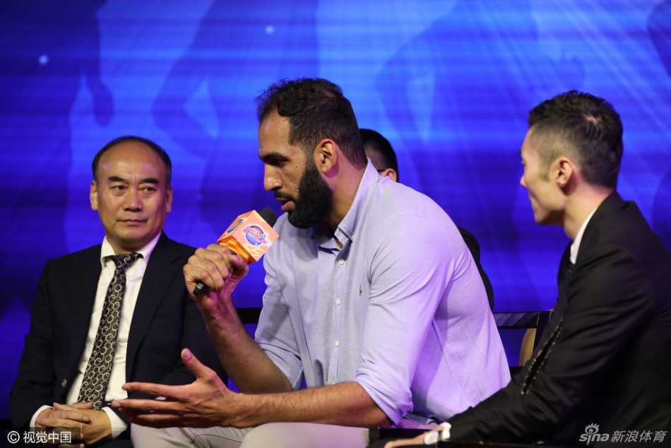 刘炜在发布会上接受媒体提问，面带微笑，眼神坚定，举手投足间尽显国家队老将的从容与风范。