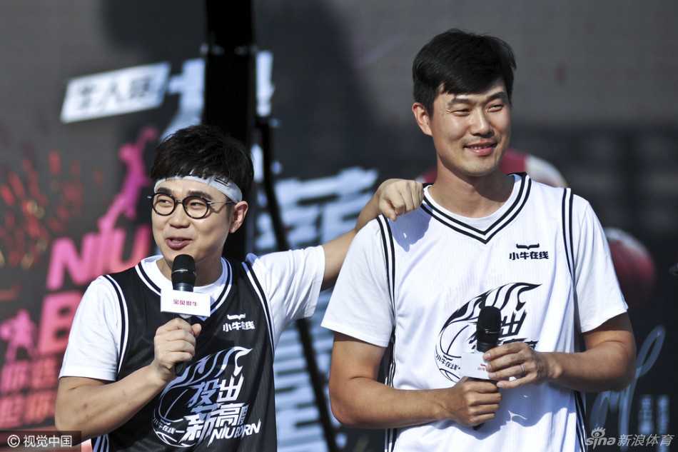 王仕鹏在场上持球进攻，他的眼神专注，面对前队友的防守，仿佛又回到了昔日的赛场，举手投足间尽显昔日国手风范。