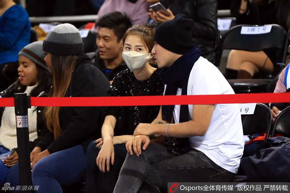 陈露现身看台，黑色口罩遮不住眉眼间的温柔笑意，简约穿搭尽显星味。