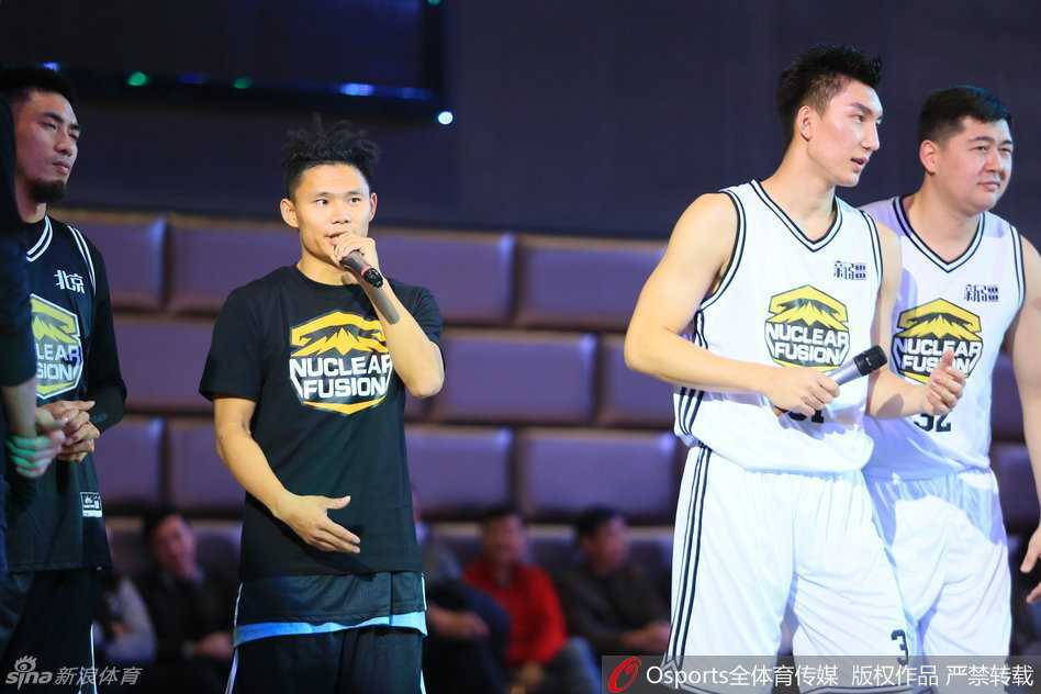 可兰白克手握话筒向来宾致辞，身后巨大的背景板上印着他职业生涯的高光瞬间，坚毅的眼神中透露出对家乡篮球未来的无限期待