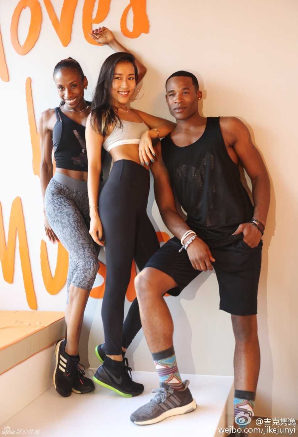 吉克隽逸在动感单车上奋力疾驰，表情专注而坚毅，大腿肌肉在蹬踏动作中展现出结实的轮廓，汗水浸湿了鬓角的碎发，完美诠释了力量与美的结合