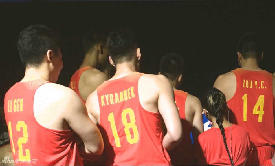 吉克隽逸混在中国男篮队员中间合影，仿佛误入巨人国的精灵，她竖起大拇指，在一片红色的海洋中为中国男篮注入活力。