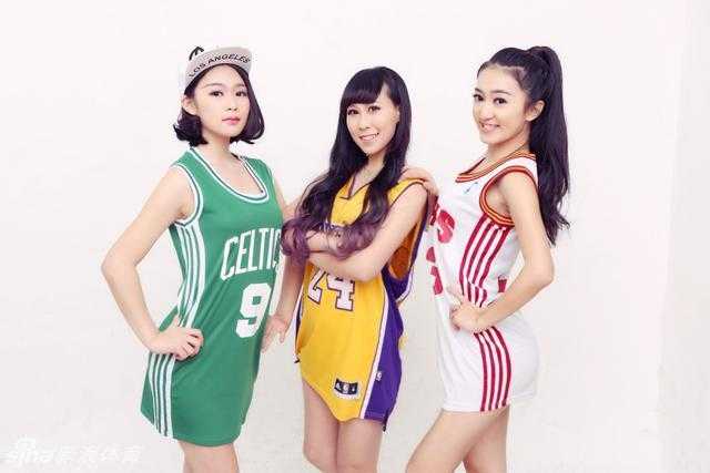 休息间隙，两位队员亲密相依，自然的神态流露出真挚友谊，与赛场上的火热形成温馨对比。