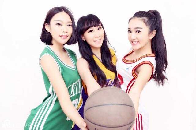 拉拉队姐妹花身穿亮黄色表演服，手举花球，笑容灿烂如阳光，青春气息扑面而来。