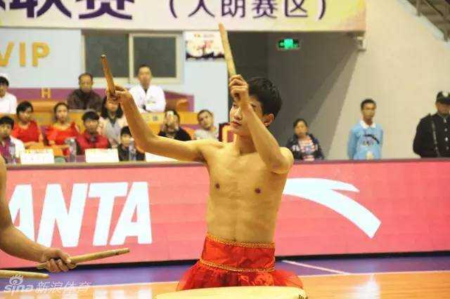 几名穿着粉色舞蹈服的女生在舞台上翩翩起舞，她们的眼神专注而明亮，手中的扇子如同翻飞的蝴蝶，尽管听不到掌声，但她们脸上依然绽放出自信灿烂的笑容。