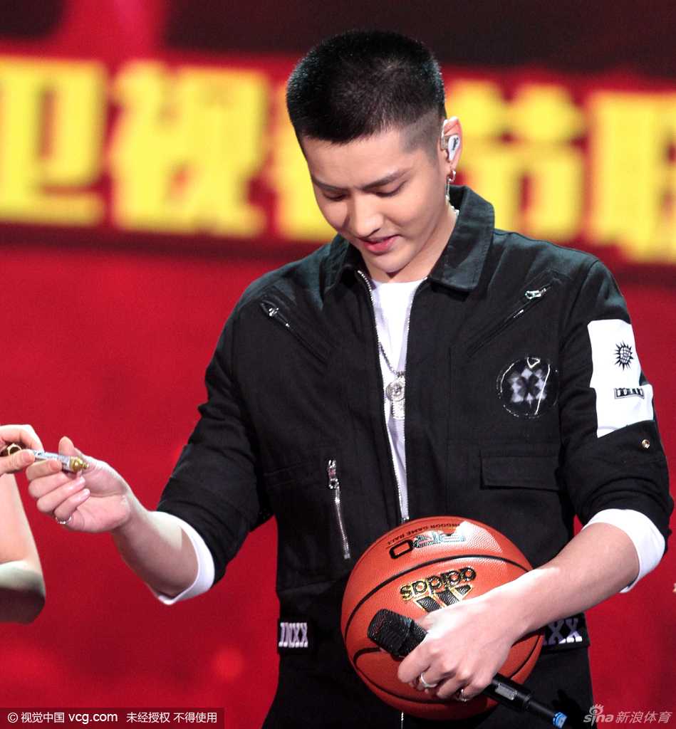 节目中吴亦凡做出招牌心形手势回应粉丝热情，温暖笑容迷倒全场