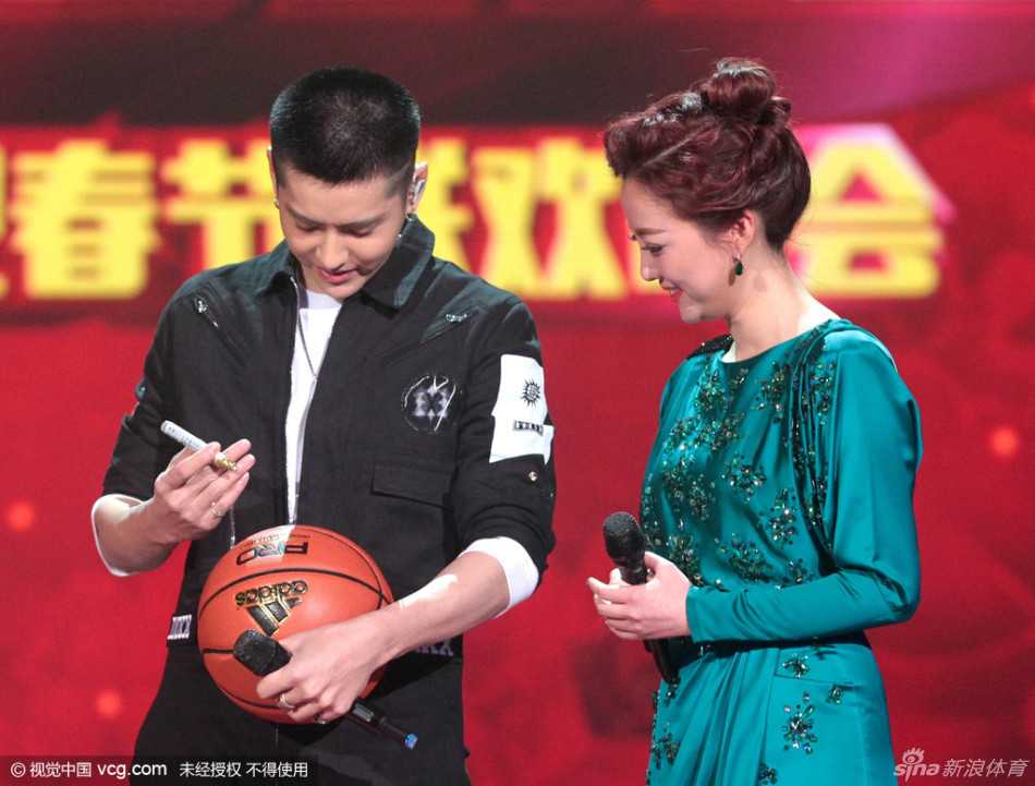 吴亦凡手持话筒侃侃而谈分享参加NBA全明星名人赛的幕后故事与激动心情