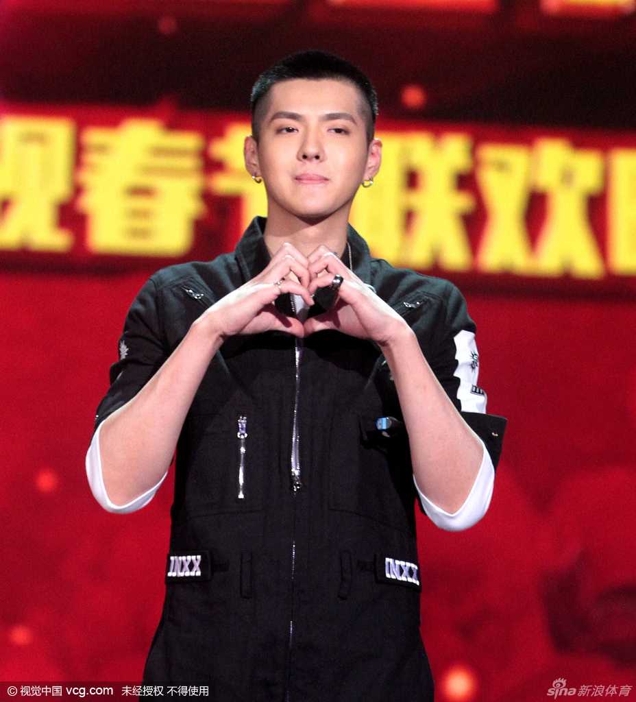 女主持人见到偶像难掩激动，专注凝视吴亦凡被其篮球故事深深吸引