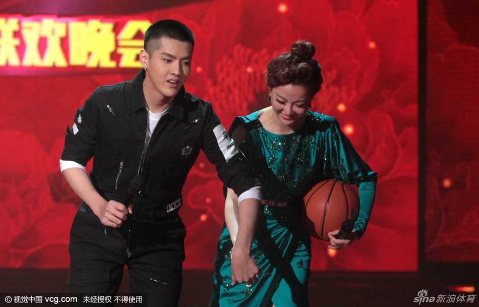 吴亦凡身穿休闲运动装亮相节目录制现场，眼神专注，明星气场十足